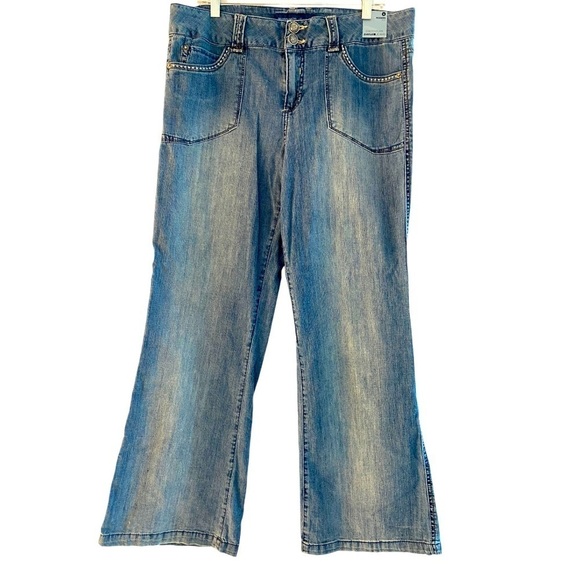 Avenue Denim - NWT Flare stretch faded light wash jeans by Avenue modern fit size 16
C